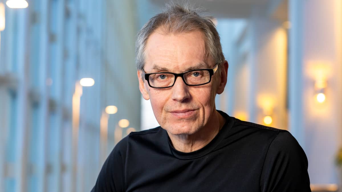 Koreografi Jorma Elo kuvattu Suomen Kansallisoopperan lämpiössä