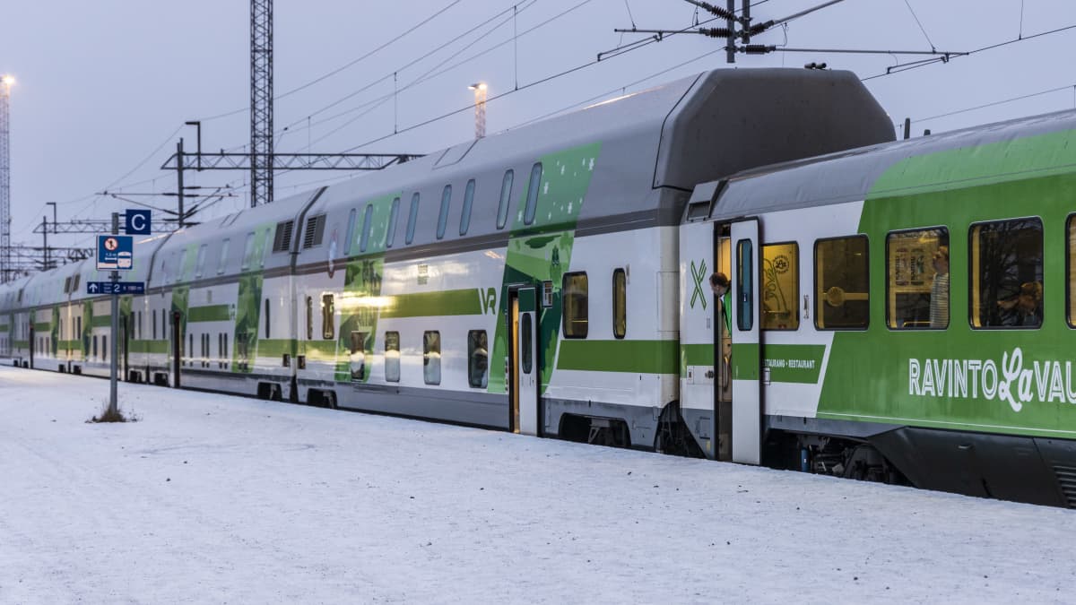 Juna lähdössä Kemin rautatieasemalta kohti Rovaniemeä.