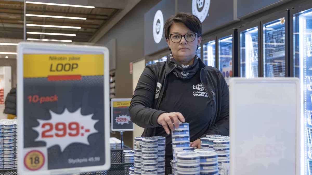 Haaparannan Candy Worldin myymäläpäällikkö Maarit Nyman-Pitkänen järjestelee nuuskatorneja.