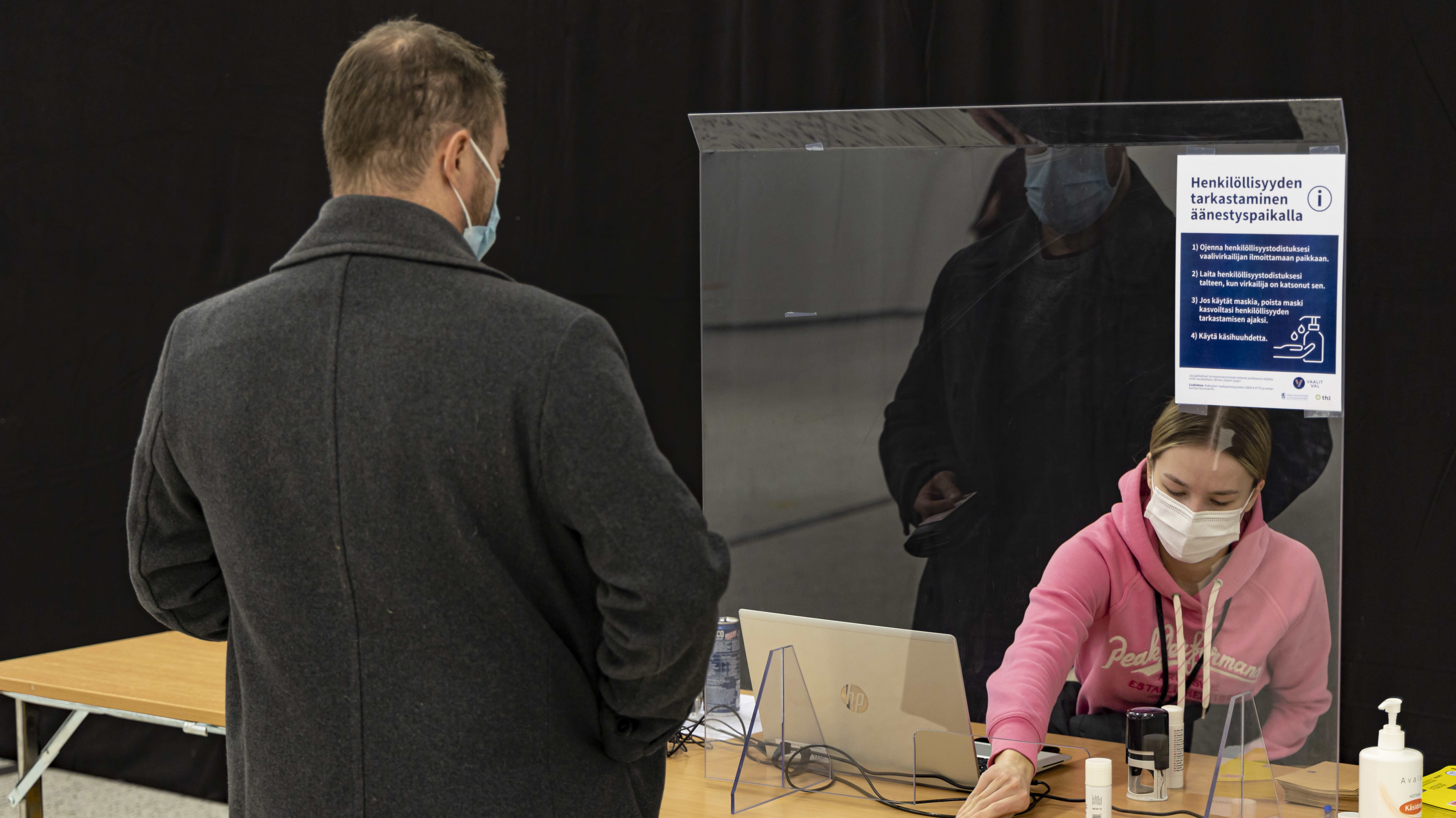 Mies käy palauttamassa äänensä 2022 aluevaalien ennakkoäänestyksessä Torniossa.
