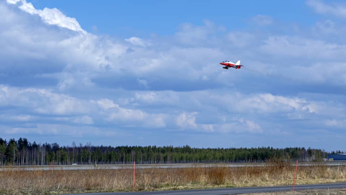 Ilmavoimien Hawk suihkuharjoitushävittäjä lentää Oulun lentokentän yläpuolella Ilmataktiikka 20 harjoituksen yhteydessä.