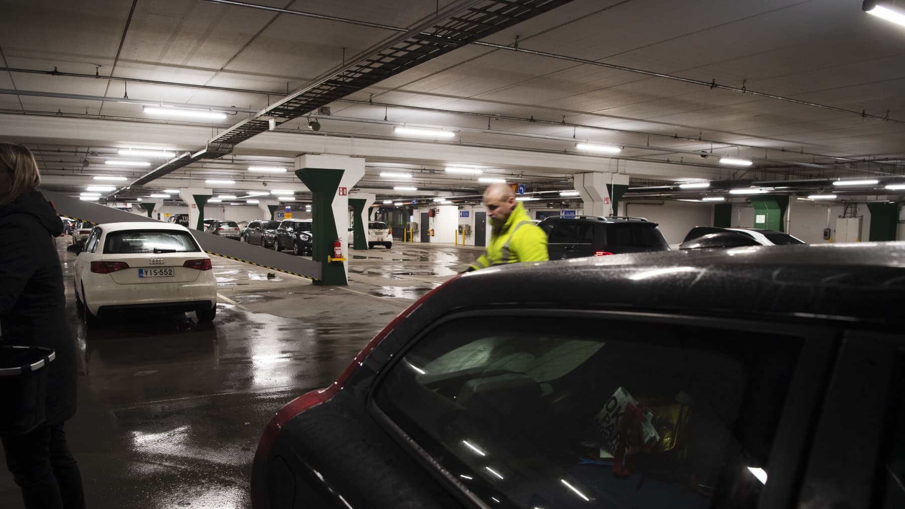Kauppakeskuksen parkkihalli.