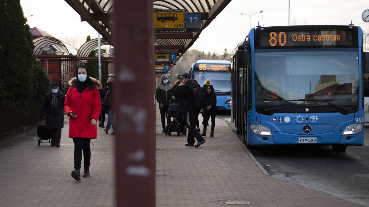 Matkustajia Itäkeskuksen bussiterminaalin edustalla.