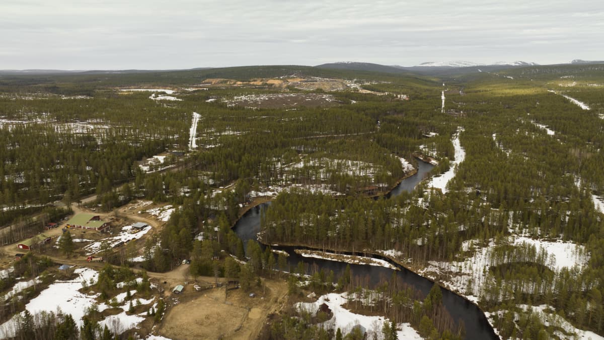 Ilmakuva Äkäsjoesta, joka kiemurtelee Hannukaisen vanhan kaivannon vierestä.