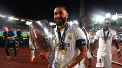 Karim Benzema Super Cupin voittopokaalin kanssa Helsingin Olympiastadionilla.