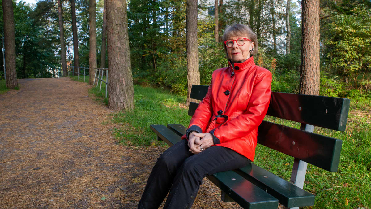 Sirkka-Liisa Kivelä puiston penkillä.