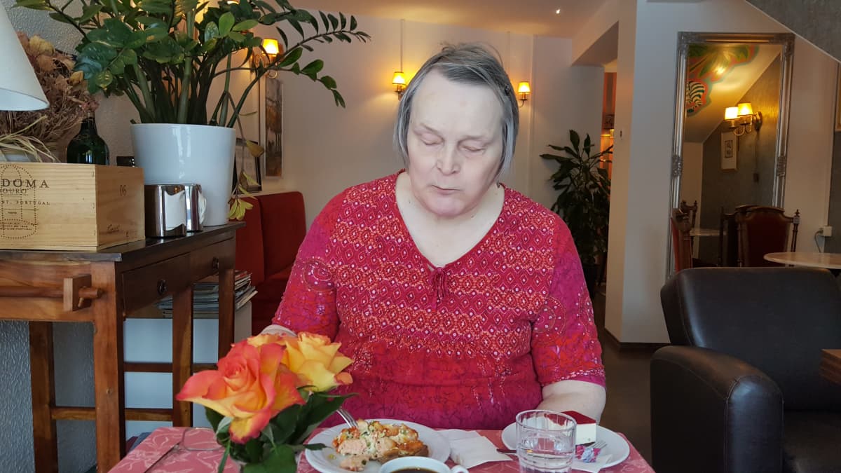 Marja-Sisko Aalto kahvilassa Imatralla