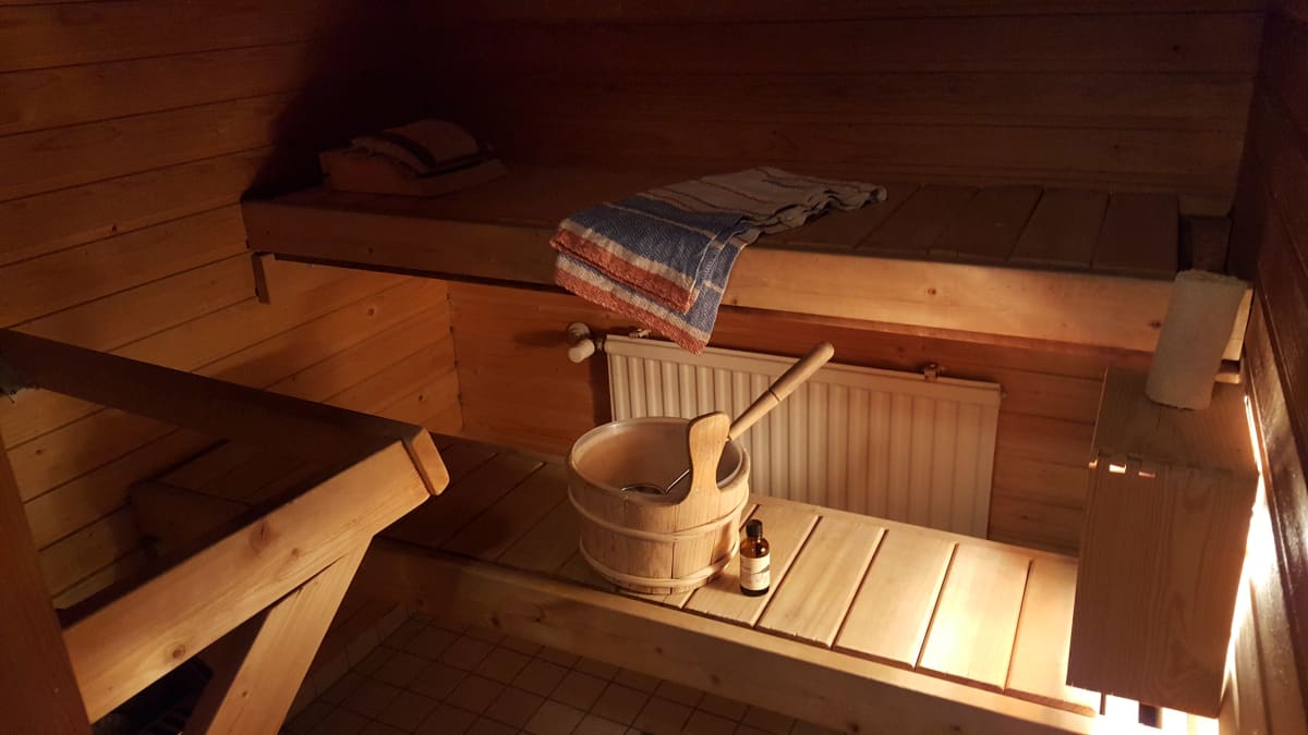 Sauna jossa vesikiulu ja -kauha