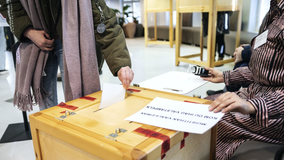 Henkilö äänestää Kallion kirjastossa Helsingissä 2. huhtikuuta 2023.
