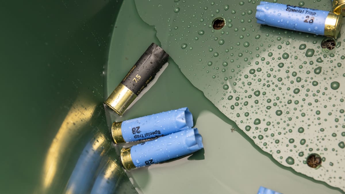 Haulikon hylsyjä saavissa