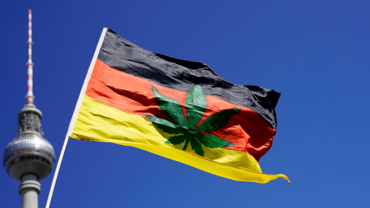 En tysk flagga med cannabissymbol.