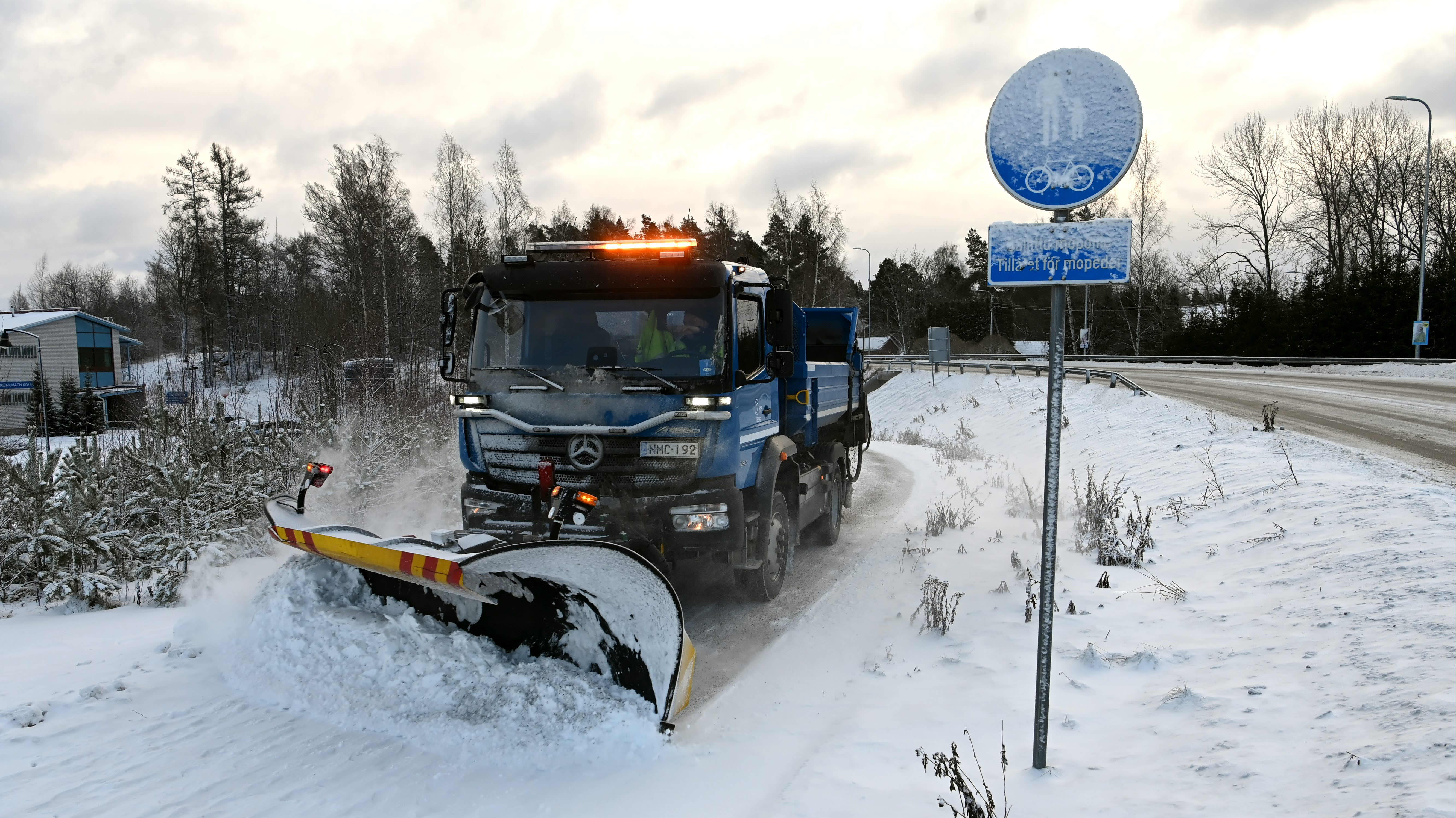 Aura-auto puhdisti kevyen liikenteen väylää lumesta Jorvissa Espoossa maanantaina 17. tammikuuta 2022.