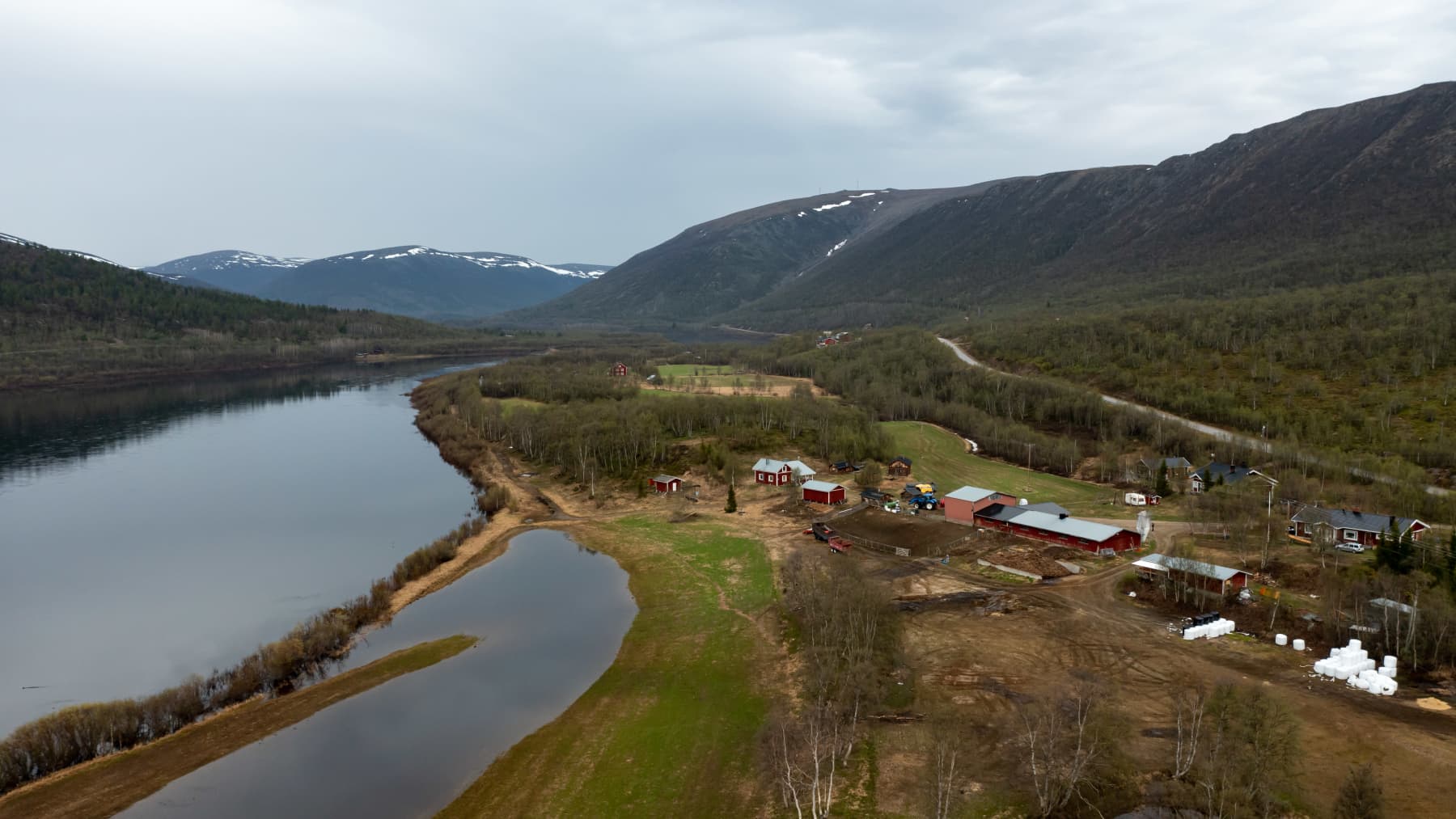Maatila Tenojoen varressa.