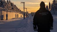 Rajavartija Sallan esteaidan viereisellä tiellä talvella.