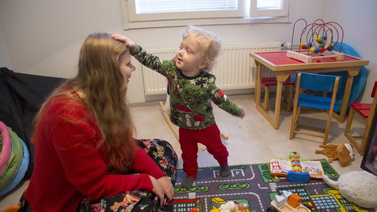 Valo taputtaa äidin päätä.