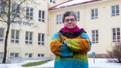 Anna Hurmalainen entisen Tuomelan koulun edessä.