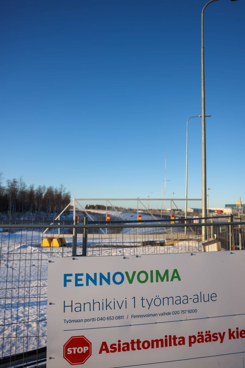 Hanhikivi 1 työmaa-alueen portilla oleva kieltokyltti. Pyhäjoen Hanhikivelle rakennettava ydinvoimalaitos Hanhikivi 1 on Fennovoiman rakennushanke, jossa venäläinen Rosatom on mukana.