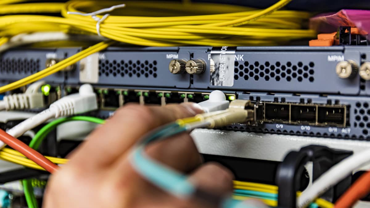 Ethernet-kaapelia laitetaan kiinni servereihin Länsi-Pohjan keskussairaalan serverihuoneessa.