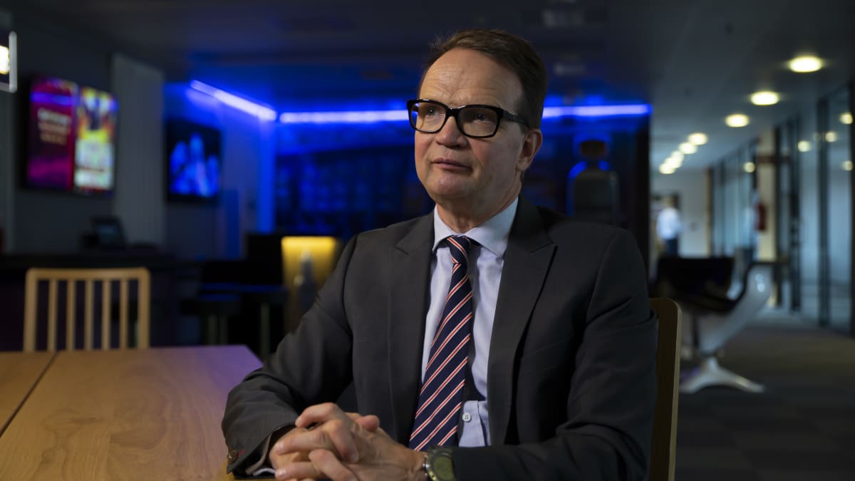 Veikkauksen varatoimitusjohtaja Velipekka Nummikoski haastattelussa Veikkauksen esittelytilassa.