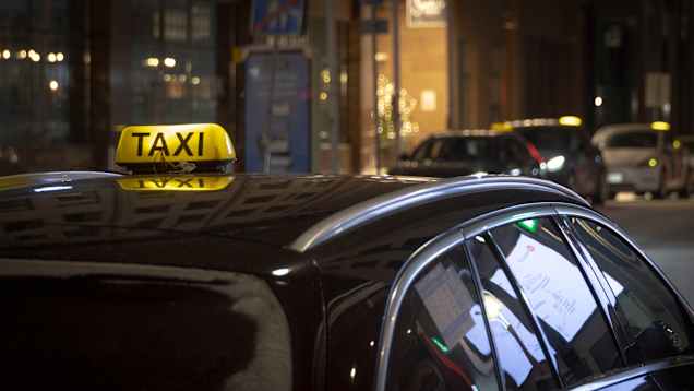 Taksi parkissa keskustassa.
