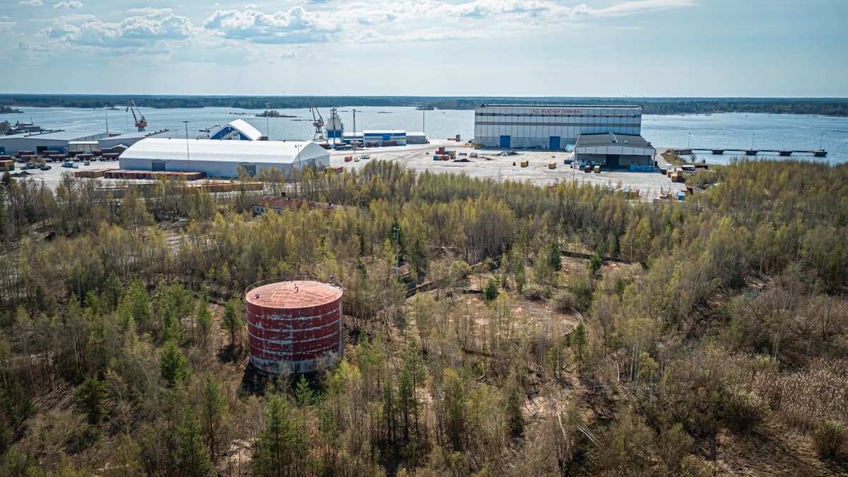 Esson öljyvaraston hylätty tontti Kokkolan suurteollisuusalueella. Alueen omistaa nykyään St1.