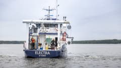 Electra ruotsalainen merentutkimusalus  rannikolla.