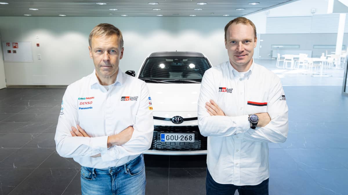 Jari-Matti Latvala ja Kaj Lindstöm poseeraavat auton edessä Toyota Gazoo Racingin tehtaalla Jyväskylässä.