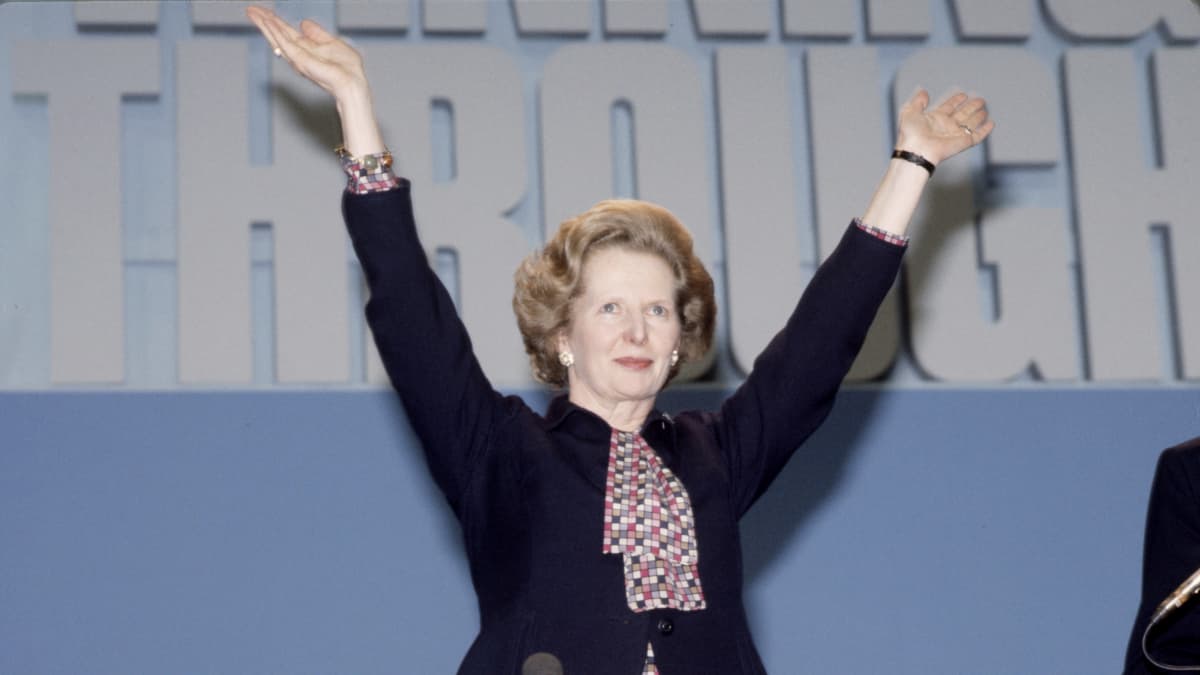 Thatcher kädet ilmassa.