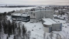 Vaasan keskussairaala kuvattuna ilmasta talvisena päivänä.