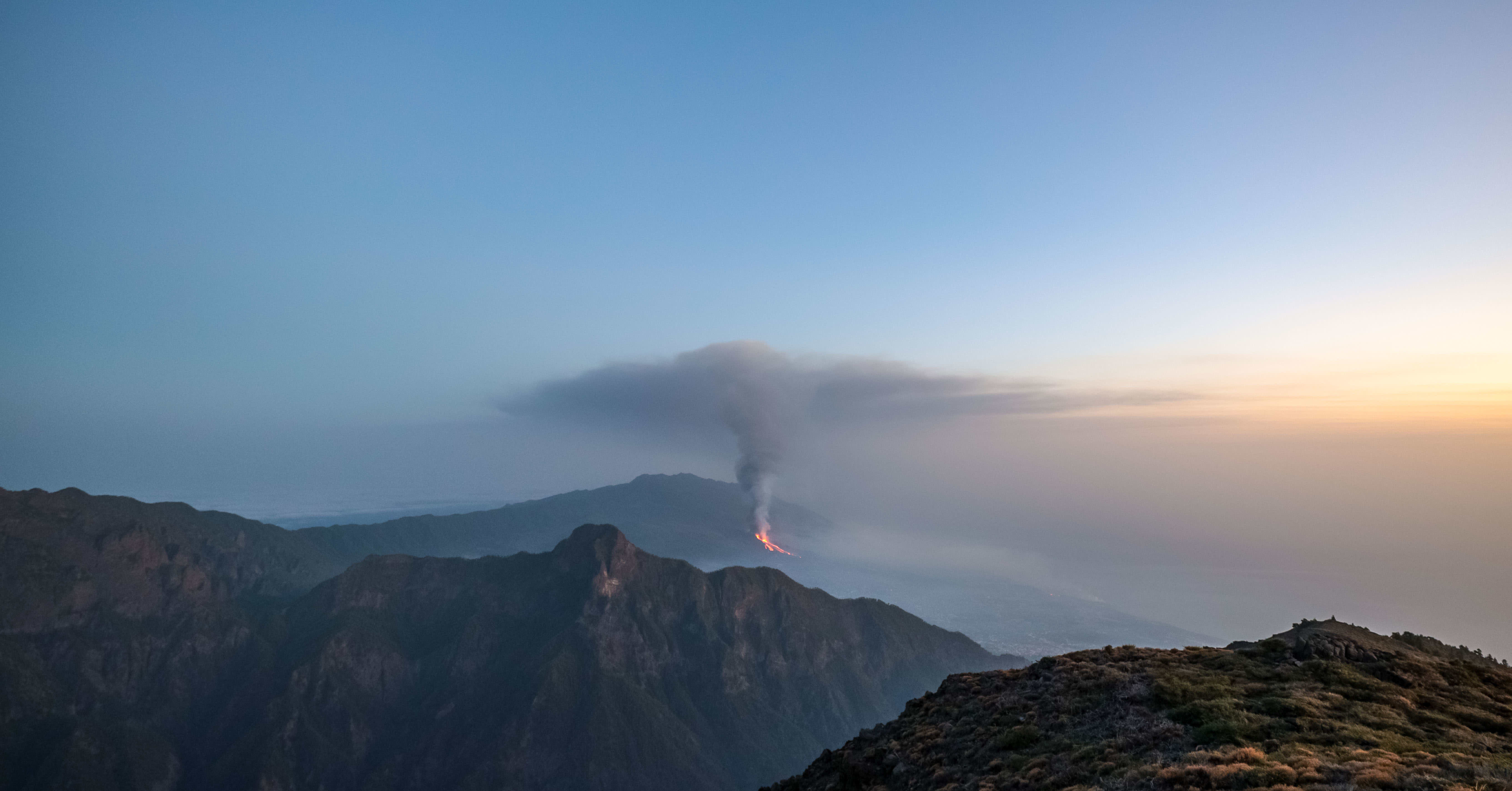 ”Viime viikolla oli voimakkaita järistyksiä ja usein” – Joonas Viuho seuraa lähietäisyydeltä viidettä viikkoa jatkuvaa tulivuorenpurkausta La Palman saarella