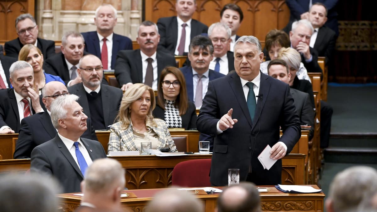 Viktor Orbán puhuu Unkarin parlamentissa.