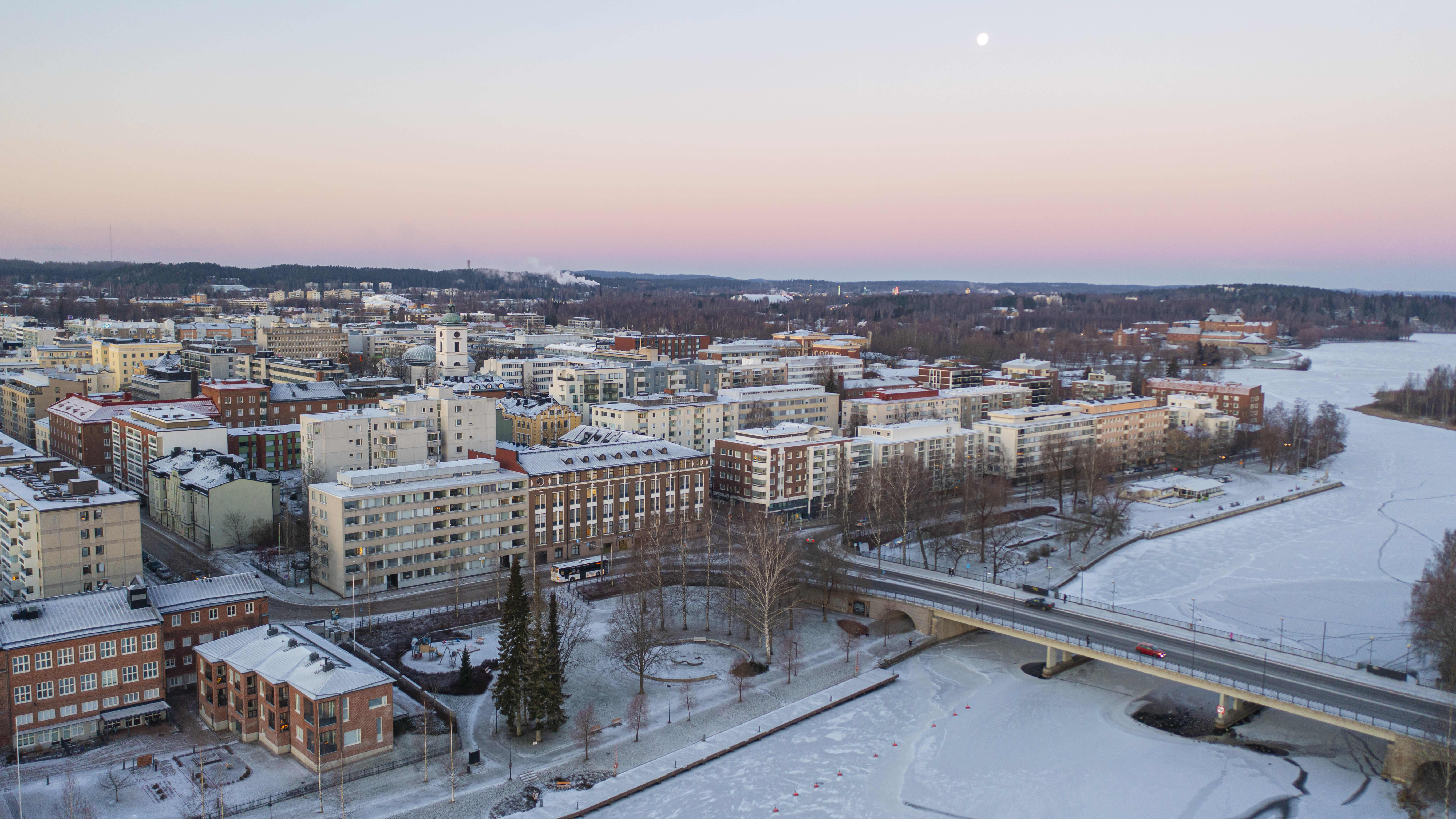 Talvista ilmakuvaa Hämeenlinnan keskustasta.