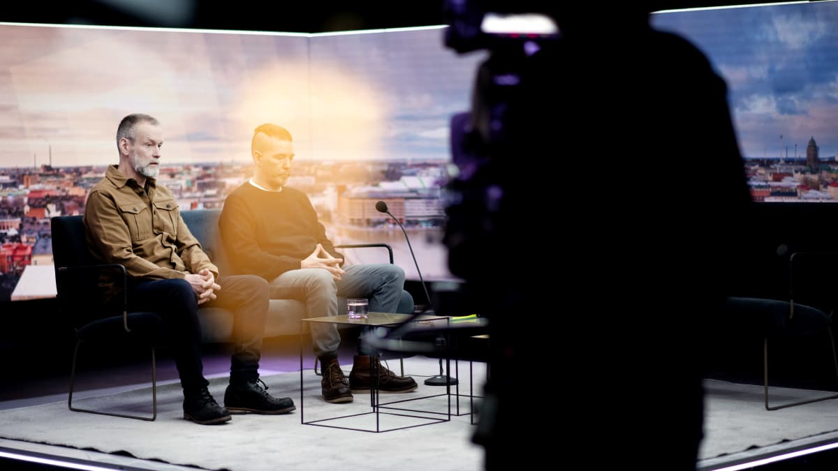 Jorma Tommilaa ja Jalmari Helanderia haastatellaan Ylen aamun studiossa.