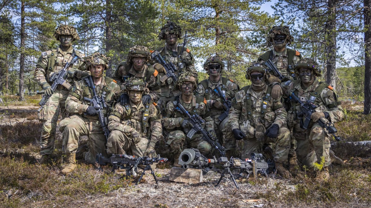 Yhdysvaltain maavoimien 10. vuoristodivisioona poseeraa aseiden kanssa Rovajärvellä.