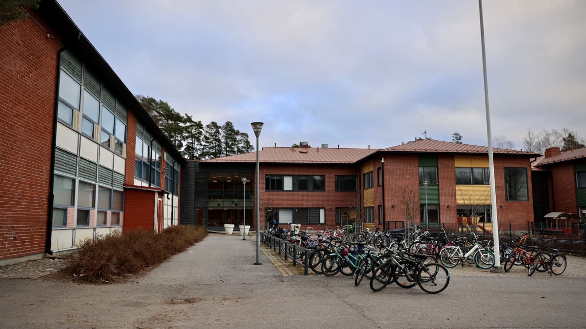 Punatiilinen, moderni koulurakennus.