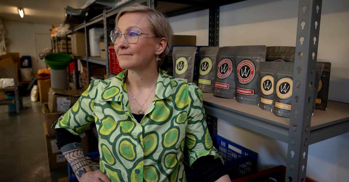 Yrittäjä Katja Misikangas myy yrttiteetä eikä ymmärrä, miksi hallituksen limuvero koskee myös häntä