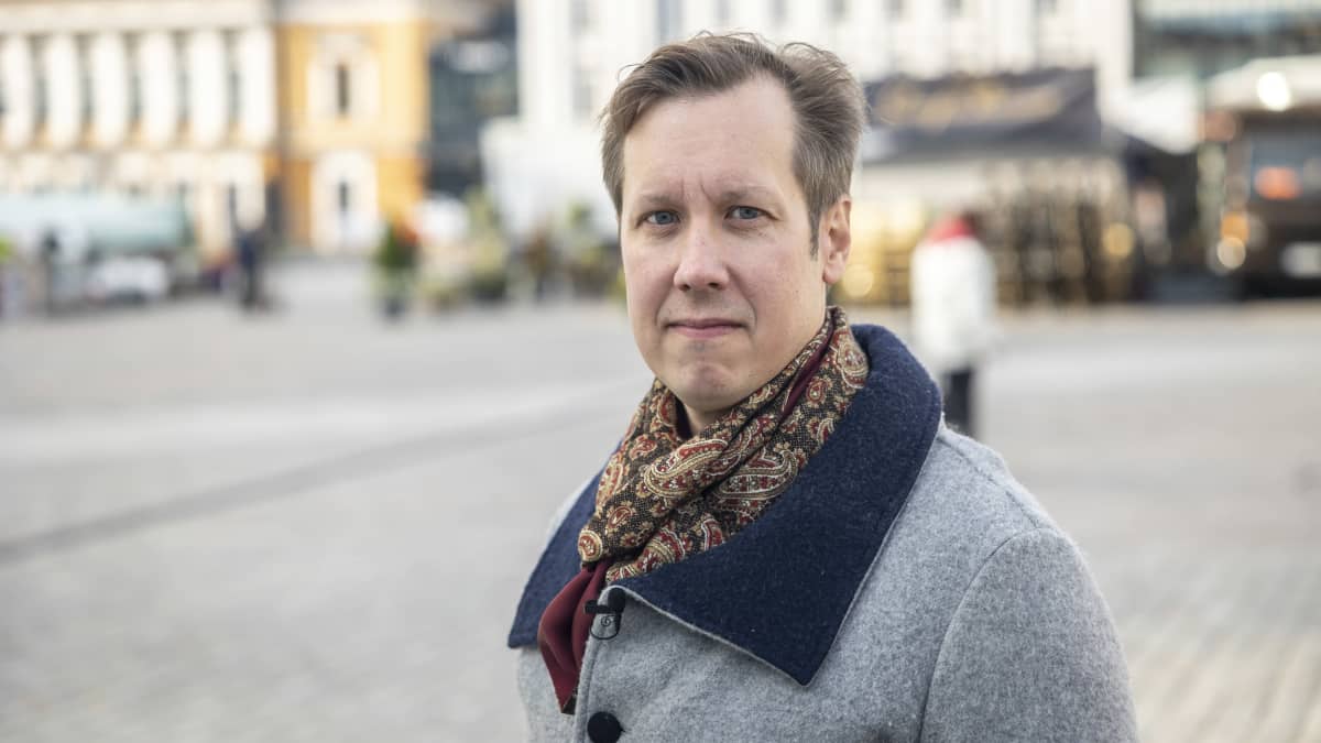 Juhani Pälve, toimitusjohtaja, Kotokunto, seisoo Turun torilla.