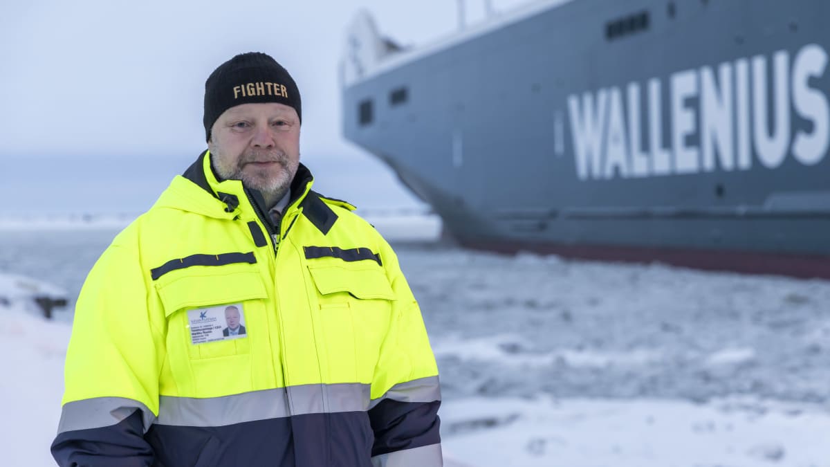 Kemin sataman toimitusjohtaja Markku Rautio Baltic Enabler -rahtilaivan vieressä.