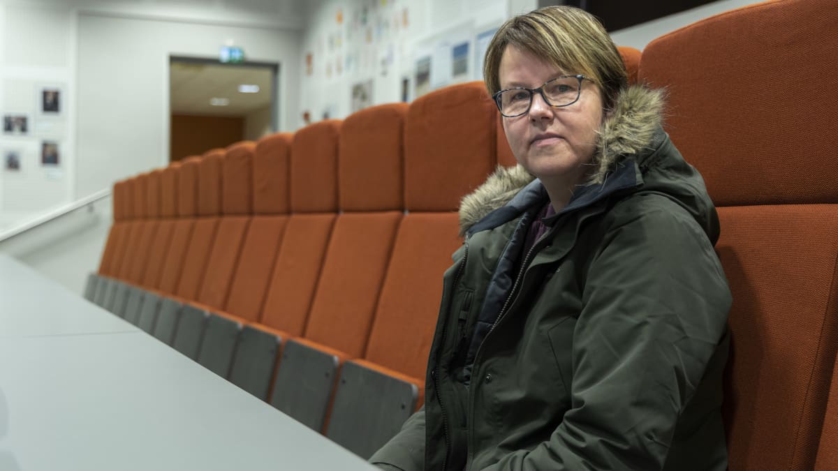 Kemiläinen Kati Jussila istuu Jopen salissa kuuntelemassa Koulukyyti-sovelluksen infoa.