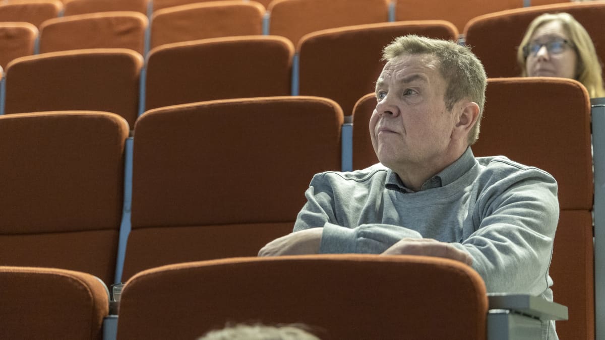 Heiskasen Liikenne Oy:n toimitusjohtaja Timo Heiskanen katsoo Koulukyyti-sovelluksen infotilaisuutta Kemissä Jopen salissa.