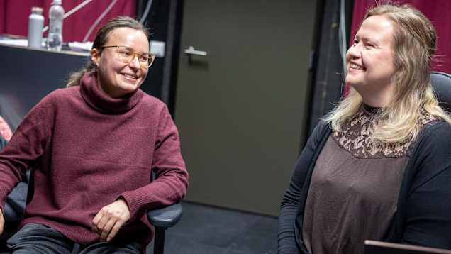 Neeta Jääskö ja Tiina Sanila-Aikio istuvat työtuoleilla naureskellen studiossa Inarissa Saamelaiskulttuurikeskus Sajoksessa.