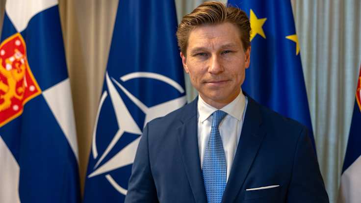 Puolustusministeri Antti Häkkänen puolustusministeriön infotilaisuuden jälkeen.