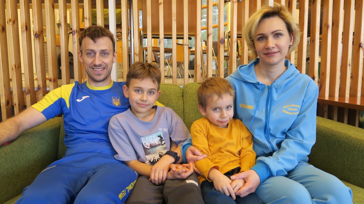 Ukrainalainen parauimari Dmytro Vynohradets perheineen Lohjan Kisakallion urheiluopistossa.