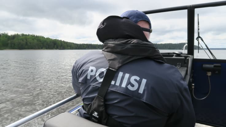 Poliisi valvomassa vesiliikennettä Lohjanjärvellä.