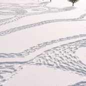 Taiteellisia jalanjälkiä lumessa. 