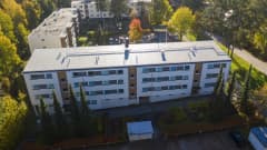 Hämeenlinnalainen Karhuntie 18:a julkisivu ja etupihaa.