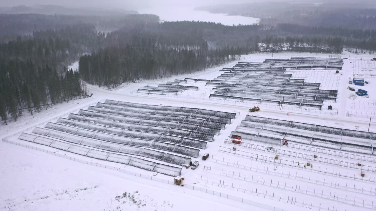 Ilmakuva rakenteilla olevan SunSulkava-aurinkosähköpuiston alueesta tammikuussa 2023.