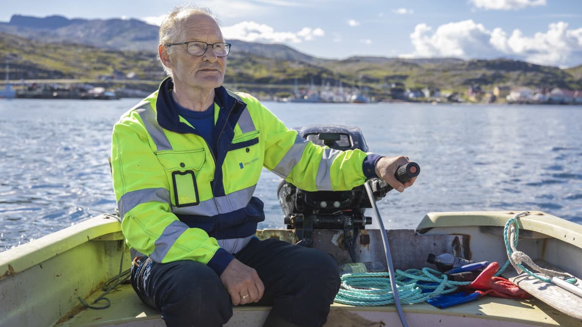 Pykeijalainen kalastaja Leif Ingilä veneellään vesillä.