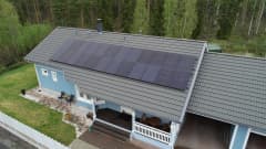 Aurinkopaneeleja talon katolla.