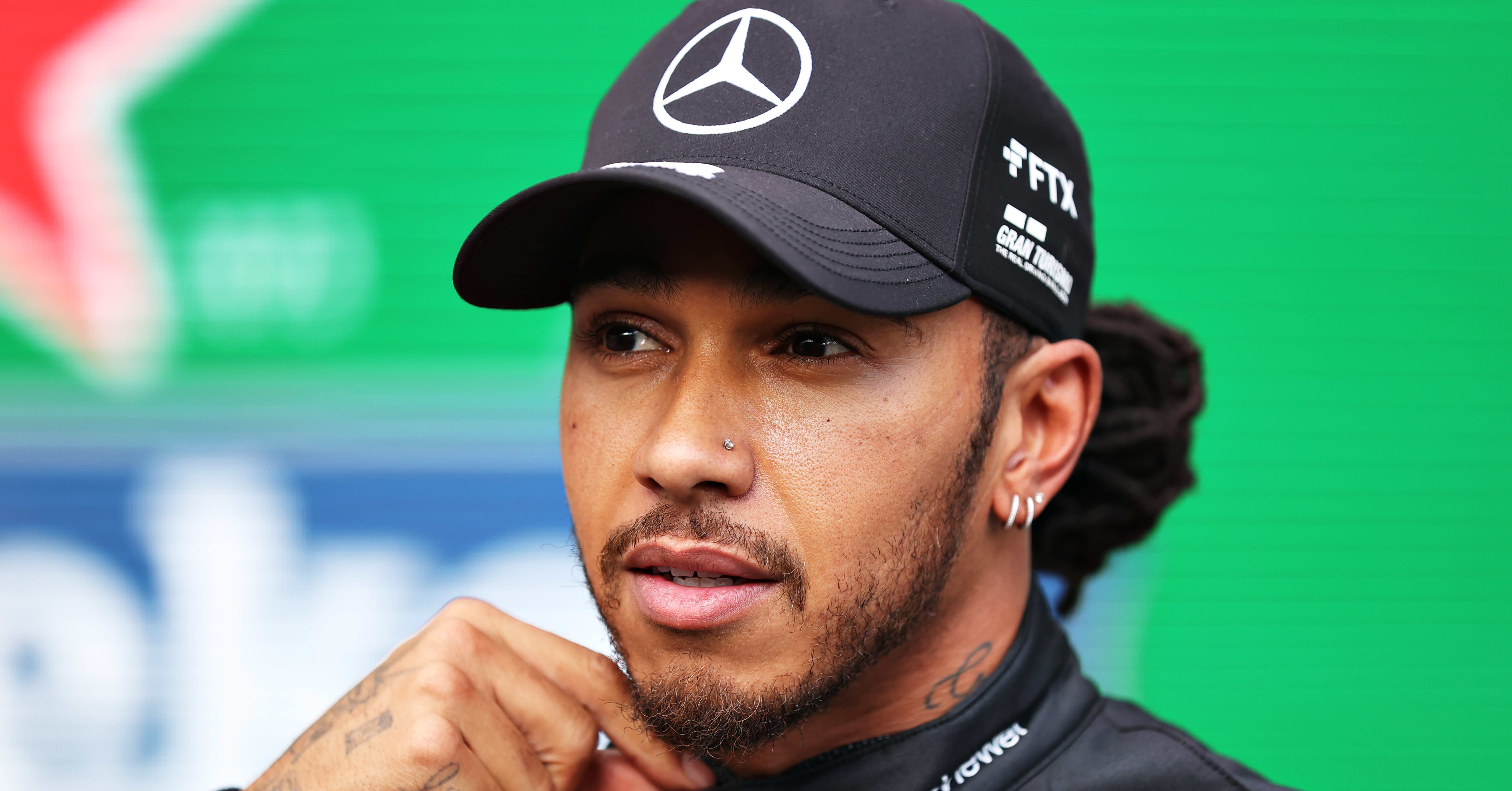Lewis Hamilton voitti sprinttikisan aika-ajot, mutta suoritusta uhkaa hylkäys – Valtteri Bottas kertoi virheistään: ”En ole täysin tyytyväinen”
